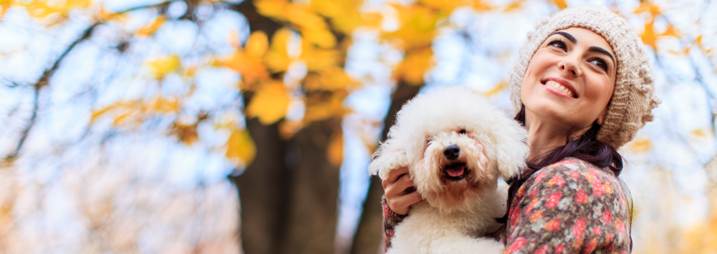 mujer con un perro en el parque