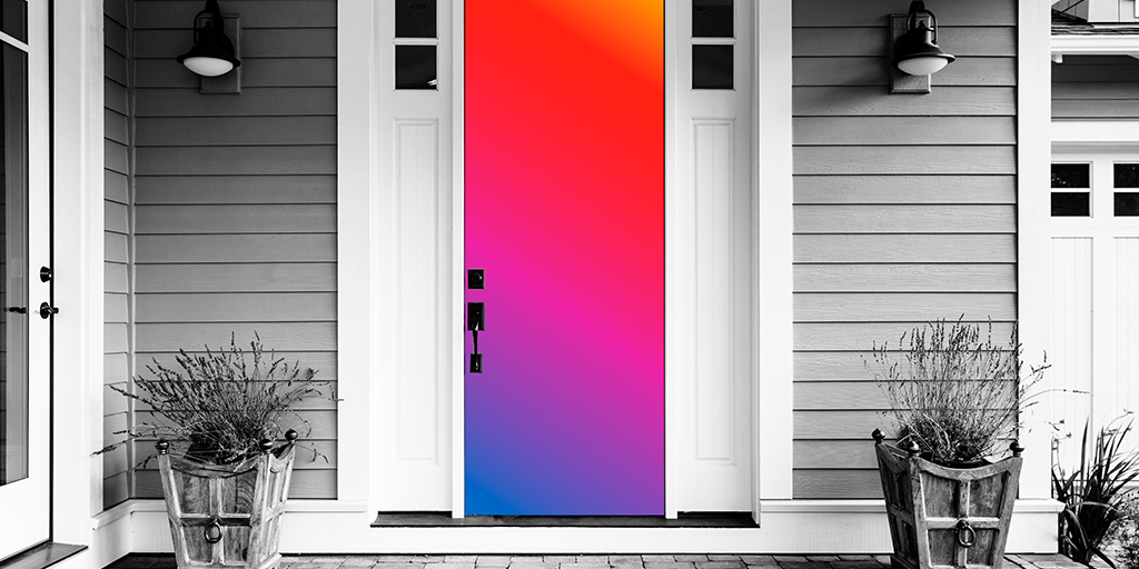entrada de una casa con una puerta mutlicolor