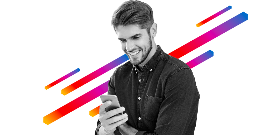 hombre sonriendo mientras consulta sus fondos en su smartphone