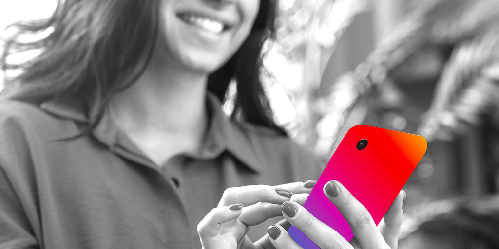 mujer feliz sujeta un smartphone de colores