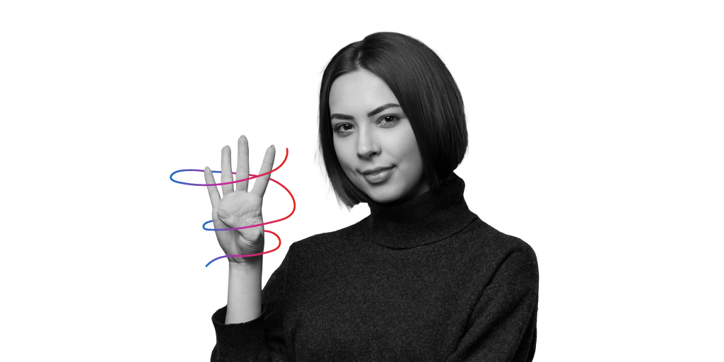 mujer con la mano levantada señalando 4 dedos
