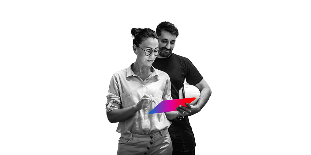 pareja mira una tablet de colores
