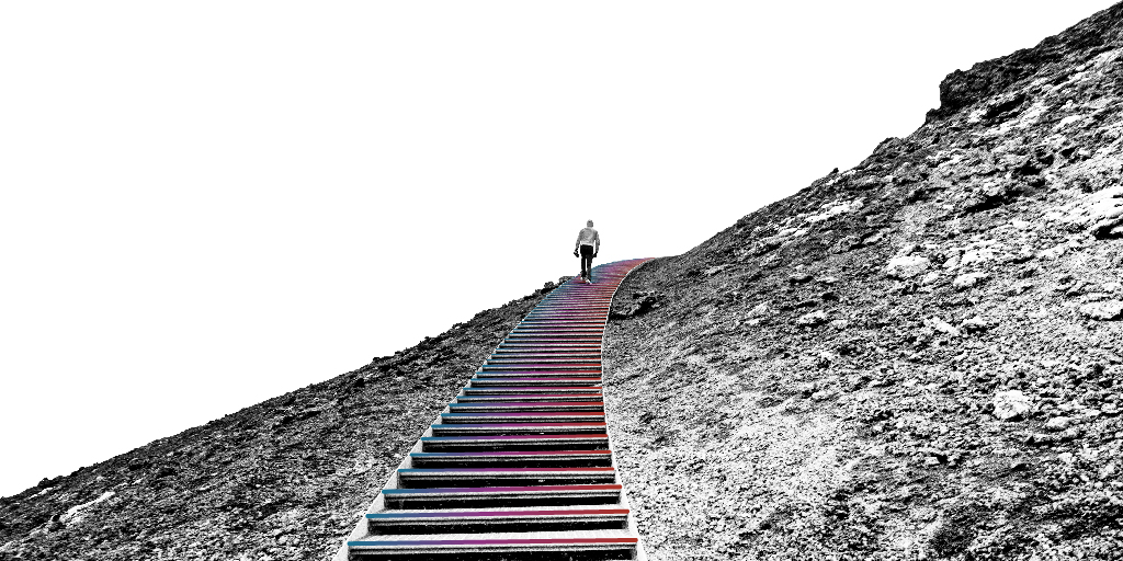 Hombre subiendo escaleras en una montaña